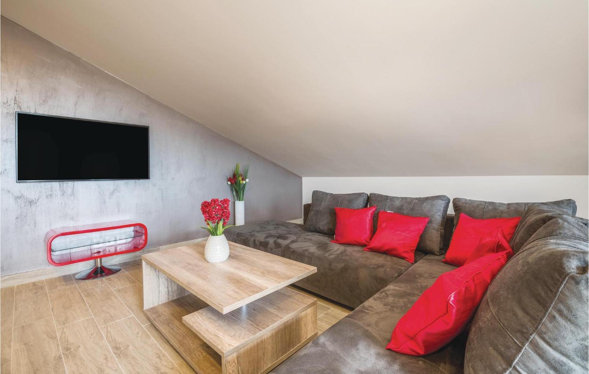 Stunning Apartment In Pjescana Uvala With Wifi Extérieur photo