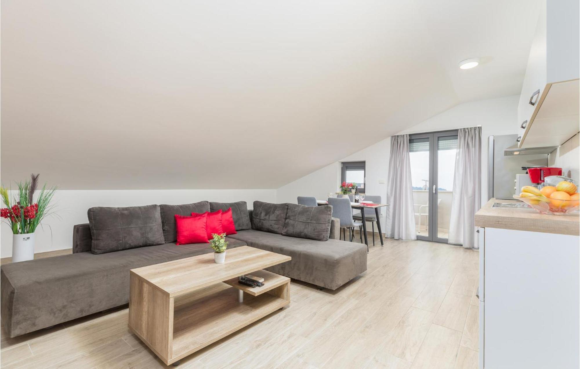 Stunning Apartment In Pjescana Uvala With Wifi Extérieur photo