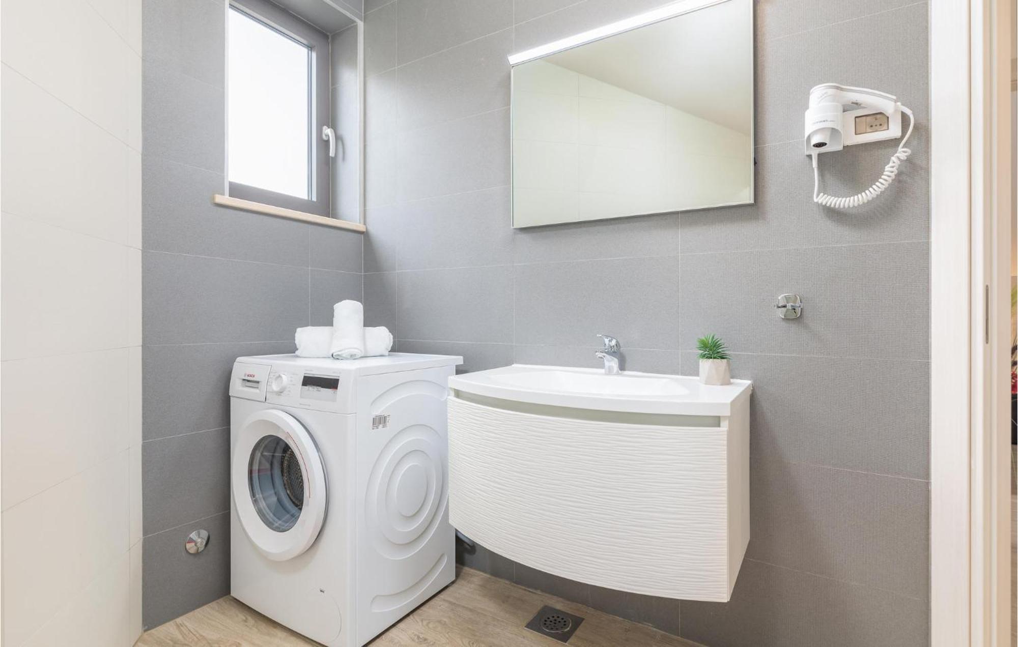 Stunning Apartment In Pjescana Uvala With Wifi Extérieur photo