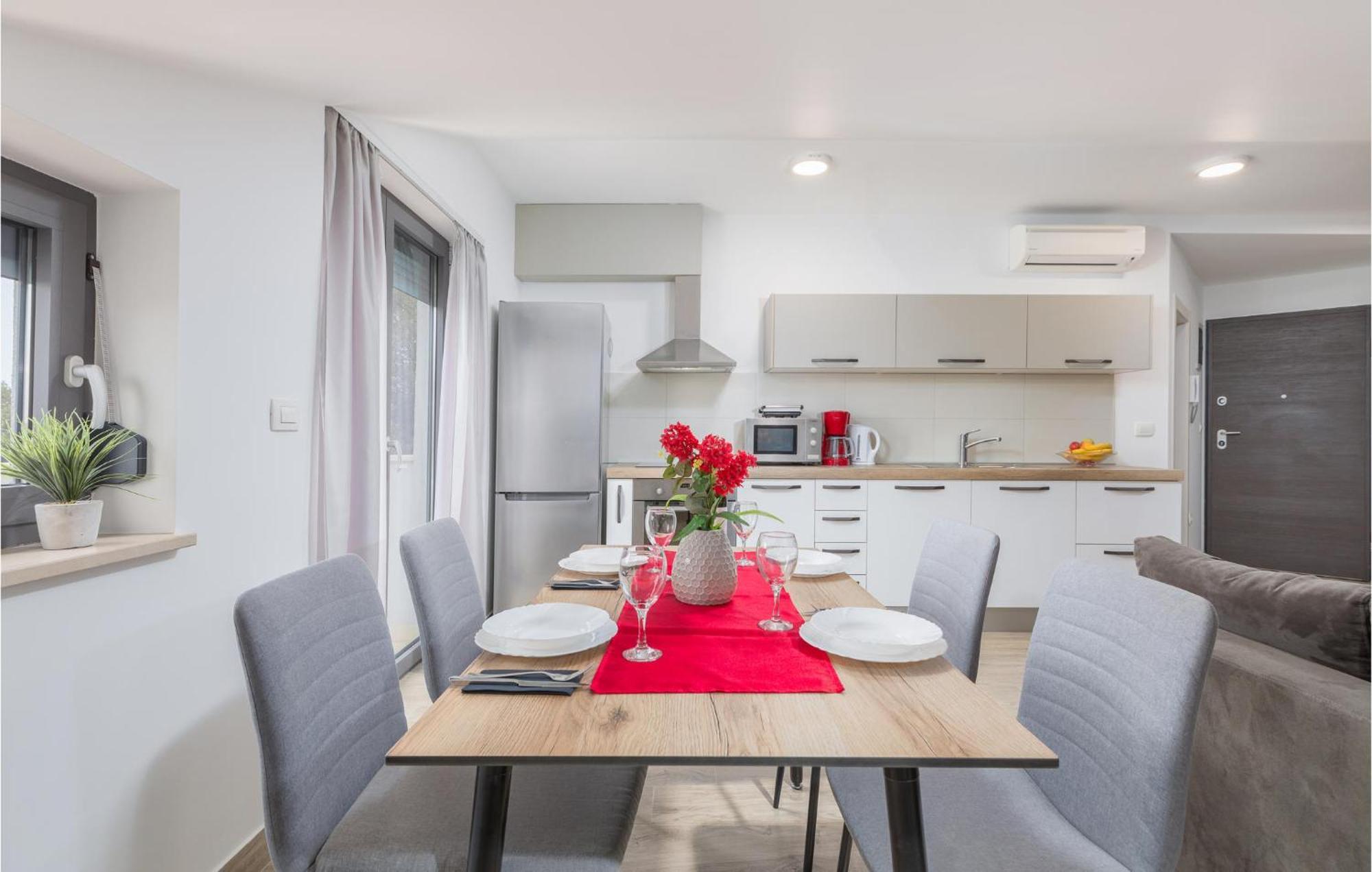 Stunning Apartment In Pjescana Uvala With Wifi Extérieur photo