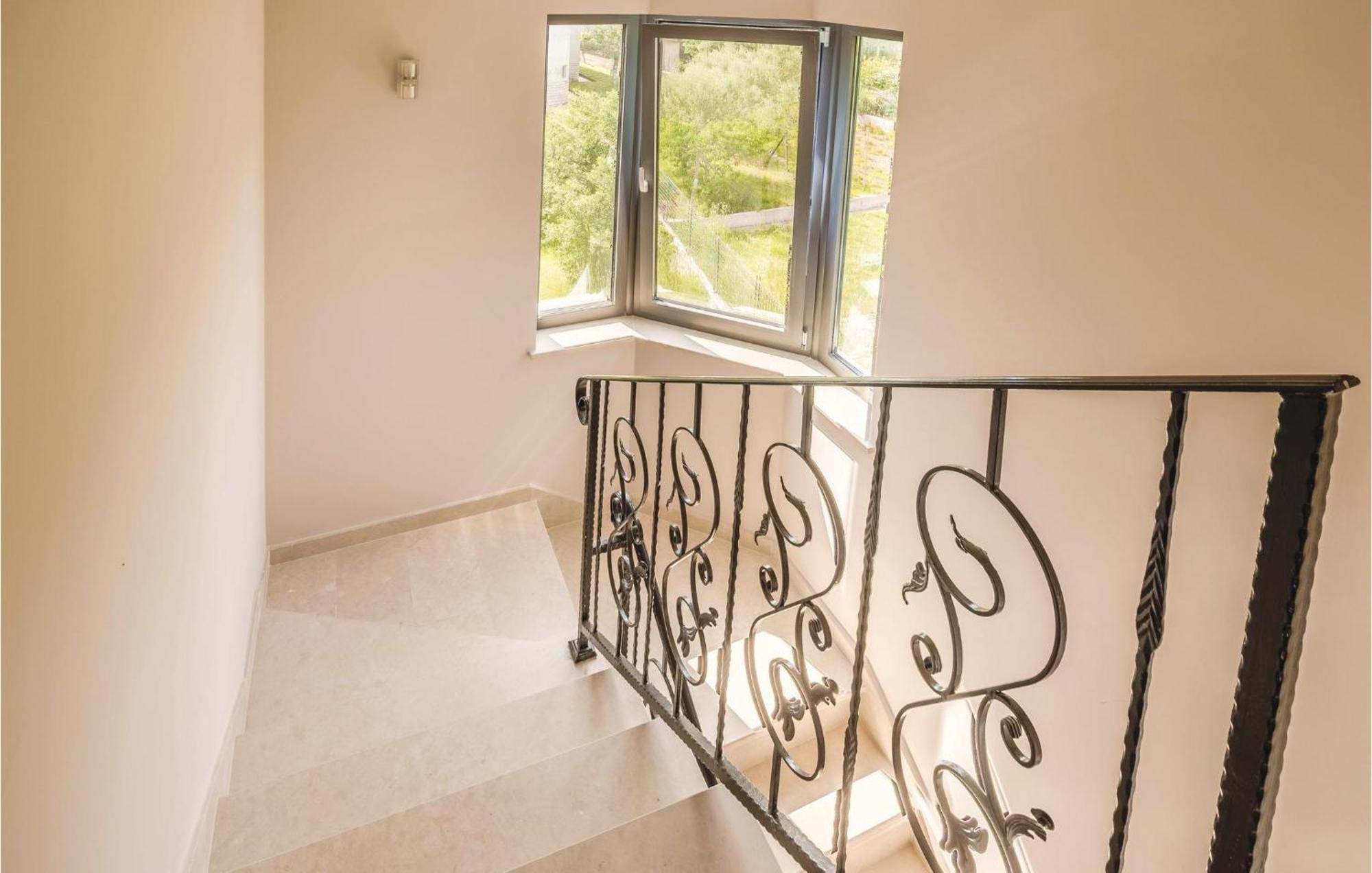 Stunning Apartment In Pjescana Uvala With Wifi Extérieur photo